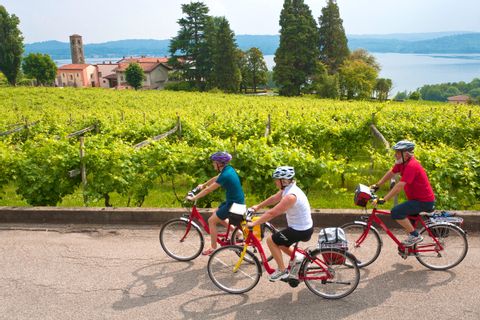 Trois Cyclotouristes en route dans le Piémont près de Viverone
