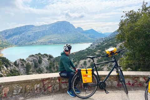 Cyclotouriste devant un barrage à Majorque