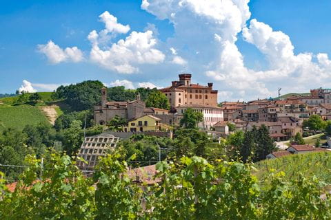 Vue de la ville et du vignoble de Barolo dans le Piémont