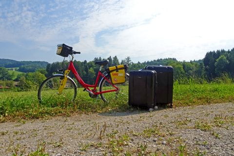 Valises posées à côté d'un vélo de randonnée