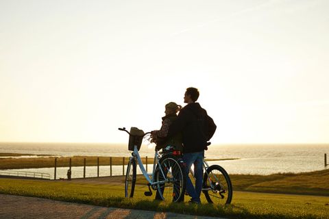 Couple de cyclistes dans un paysage côtier au Danemark