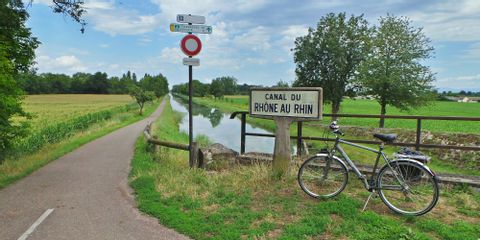 Vélo Espace Randonnée devant le canal Rhône Rhin