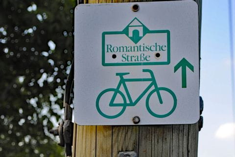 Panneau de signalisation indiquant la Romantische Strasse