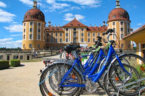 Des vélos garés devant le château Moritzburg, aux portes de Dresde