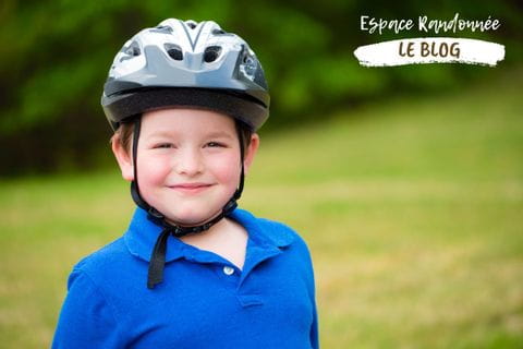 Petit garçon portant un casque vélo