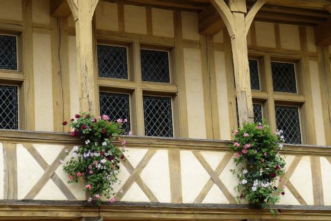 Détail d'une façade à colombage et fleurie du centre ville de Beaune en Bourgogne