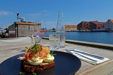 Repas sur un port au Danemark