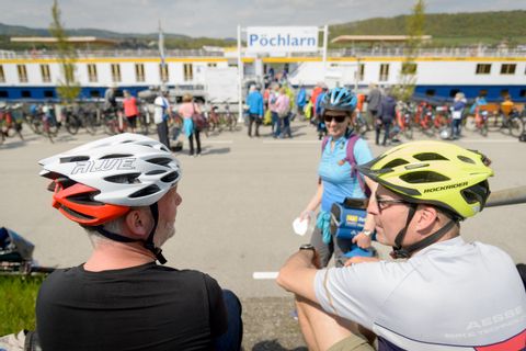 Cyclotouristes bateau et vélo à Pöchlarn