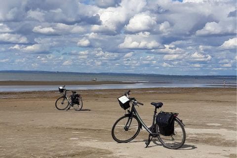 Vélo de randonnée sur une plage de la côte suédoise