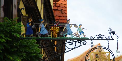 Enseigne traditionnelle dans les rues de Riquewihr en Alsace