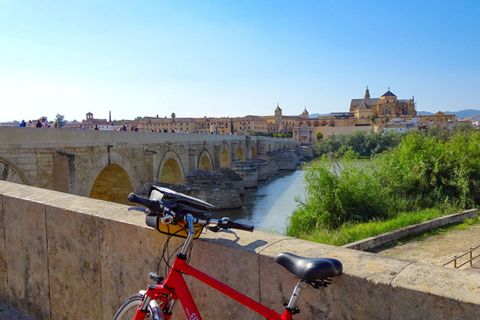 Vélo garé sur le pont romain de Cordoue