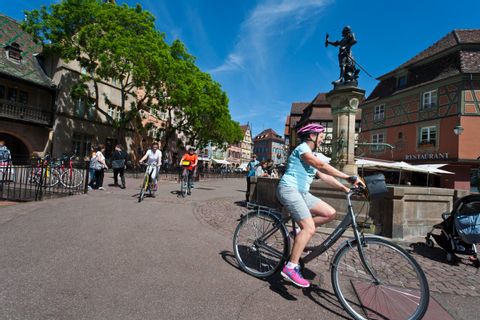 A vélo dans les rues piétonnes du centre historique de Colmar