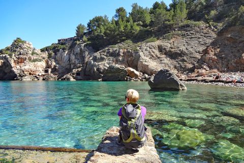 Randonneuse prend une pause dans la magnifique baie de Deia, à Majorque