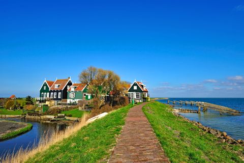 Maisons typiques des Pays-Bas construites sur une digue
