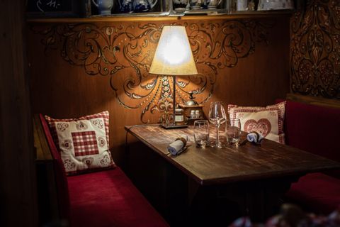 Table chaleureuse dans une winstub alsacienne à l'Hôtel Chambard de Kaysersberg