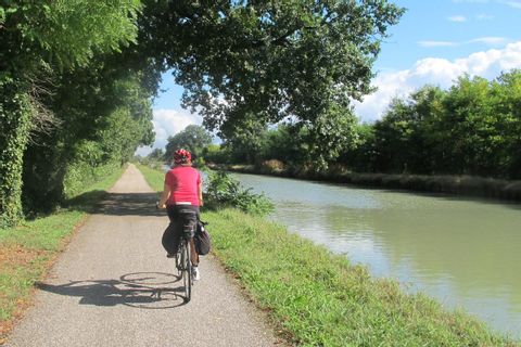 Cycliste longeant le canal de la Garonne à vélo à Saint-Jean-de-Thurac