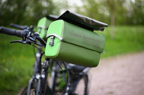 Vélo équipé d'une sacoche loué par l'agence de voyage Espace Randonnée, spécialiste des séjours à vélo et à pied