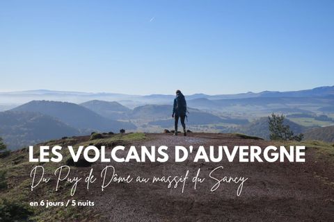 Randonneur au sommet d'un volcan de la chaîne des Puy, Auvergne