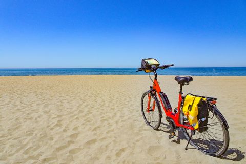 Vélo garé sur une plage de sable fin à Forte dei Marmi