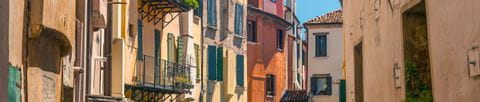 Les maisons aux couleurs chaudes d'une ruelle de Trevise