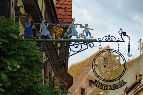 Enseigne dans une ruelle pittoresque du village de Riquewihr en Alsace
