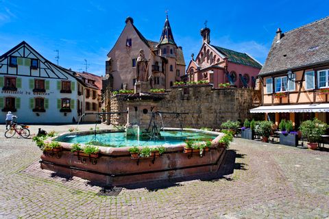 Jolie place dans la ville d'Eguisheim, élu Village préféré des Français
