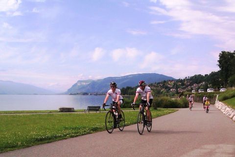 Cyclistes pédalant sur une piste cyclable longeant le Lac Léman