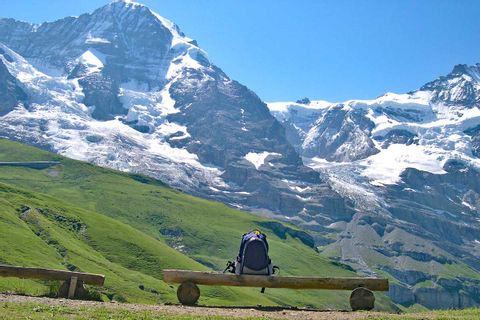 Sac à dos de randonnée sur un banc sur le trek de l'Ours en Suisse