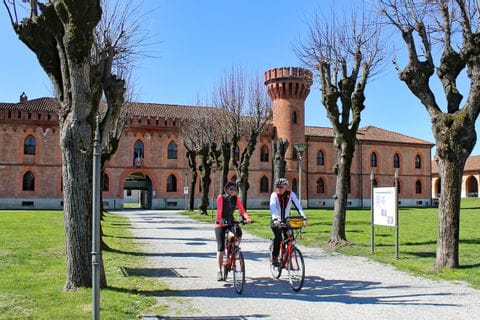 Cyclistes devant le château de Pollenzo dans le Piémont