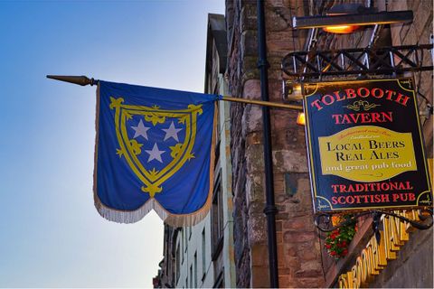 Enseigne de taverne et drapeau écossais