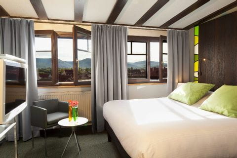 Chambre d'hôtel avec vue donnant sur le vignoble alsacien