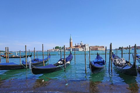 Gondoles vénitiennes avec Venise en arrière-plan