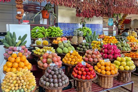Fruits exotiques sur un étal de marché à Madère