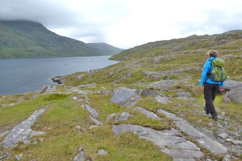 Randonneuse sur les hauteurs du fjord de Killary