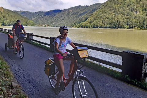 En vélo en famille sur les rives du Danube