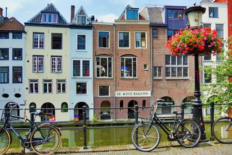 Vélos garé le long du canal à Utrecht