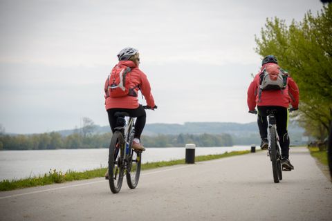 Cyclotouristes sur la piste cyclable du Danube par temps frais