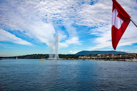 Vue du Lac Léman avec un drapeau suisse au premier plan