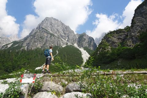 Randonneur au pied des Dolomites