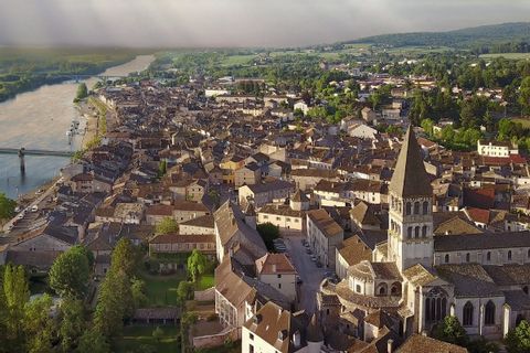 Vue aérienne de la ville de Tournus et son Abbaye