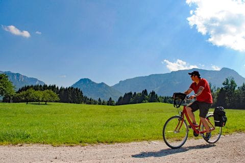 Cycliste sur une piste cyclable de Bavière