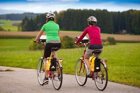 Deux cyclistes roulent de dos en Allemagne