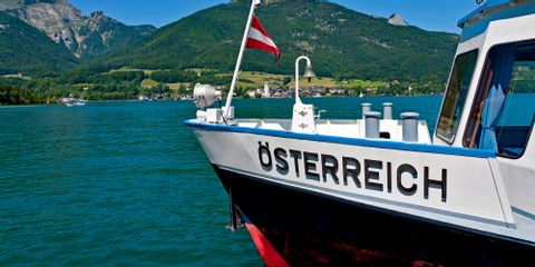 Un bateau portant le drapeau autrichien amarré sur un lac