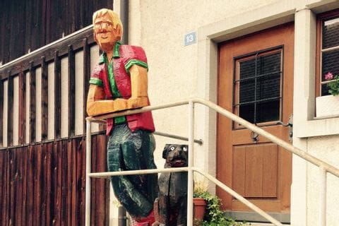 Sculpture en bois sur un perron, dans les environs de Küsnacht en Suisse