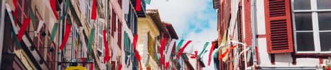 Rues de Bayonne décorées de fanions aux couleurs du Pays Basque