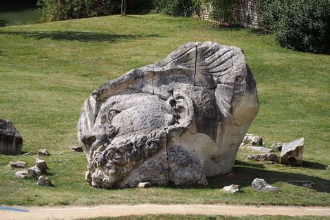 Reste d'une statue géante de Gargantua, Abbaye de Maillezais