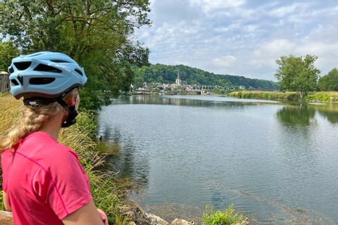 Cycliste contemplant la Loire et une ville au loin