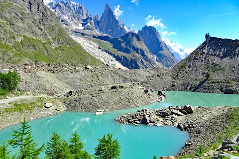 Lac de montagne aux eaux turquoises dans les Alpes françaises