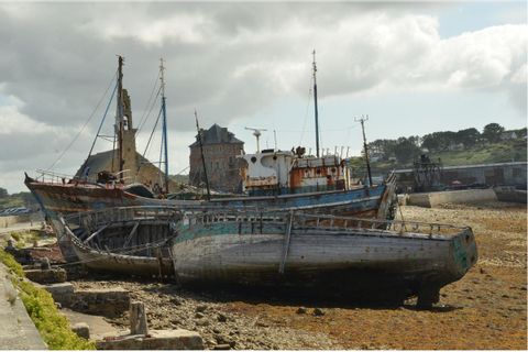 Epave de navire sur une plage de Camaret, presqu'île de Crozon