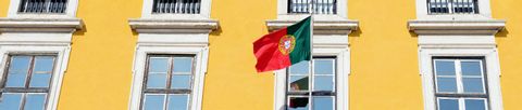 Drapeau portugais flottant sur une façade lisboète